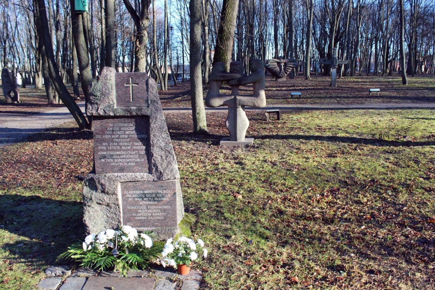 Visus iki 1944 metų rudens kapinėse palaidotus miestelėnus primena kuklus paminklinis akmuo.<br> G.Pilaičio nuotr.