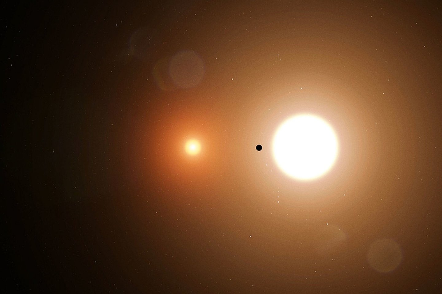  Vienas iš pirmųjų TESS atradimų yra planeta, besisukanti aplink dvi žvaigždes – kaip Tatuinas „Žvaigždžių karų“ filmuose.<br> NASA iliustr.