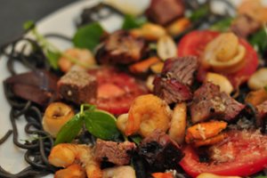 Makaronų salotos su rūkytomis jūrų gėrybėmis ir jautienos šonkaulių kubeliais