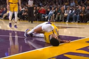 „Lakers“ sustingo iš siaubo – jų žvaigždė A. Davisas itin skaudžiai krito ir bijoma nugaros traumos