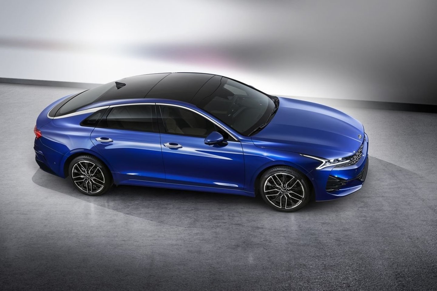„Kia Motors“ paskelbė apie naujos kartos „Optima“ modelio prekybos pradžią savo namų rinkoje – Pietų Korėjoje.<br>„Kia Motors“ nuotr.