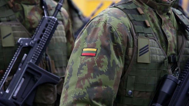 Krašto apsaugos ministras R. Karoblis nesiūlo patraukti Lietuvos karių iš Irako