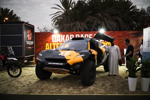 Dakaras elektrifikuojasi: elektromobiliais važiuos po poros metų, hibridu – jau šiemet