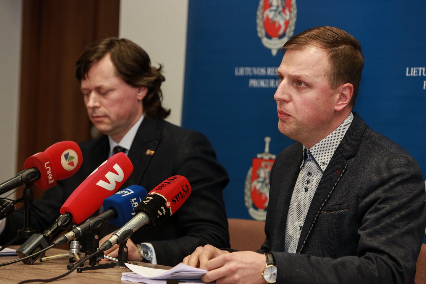 Prokurorai D.Valakavičius (kairėje) ir D.Jakutis.<br>G.Bitvinsko nuotr.