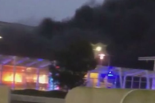 Vaizdai iš liepsnose skendusio Stavangerio oro uosto 