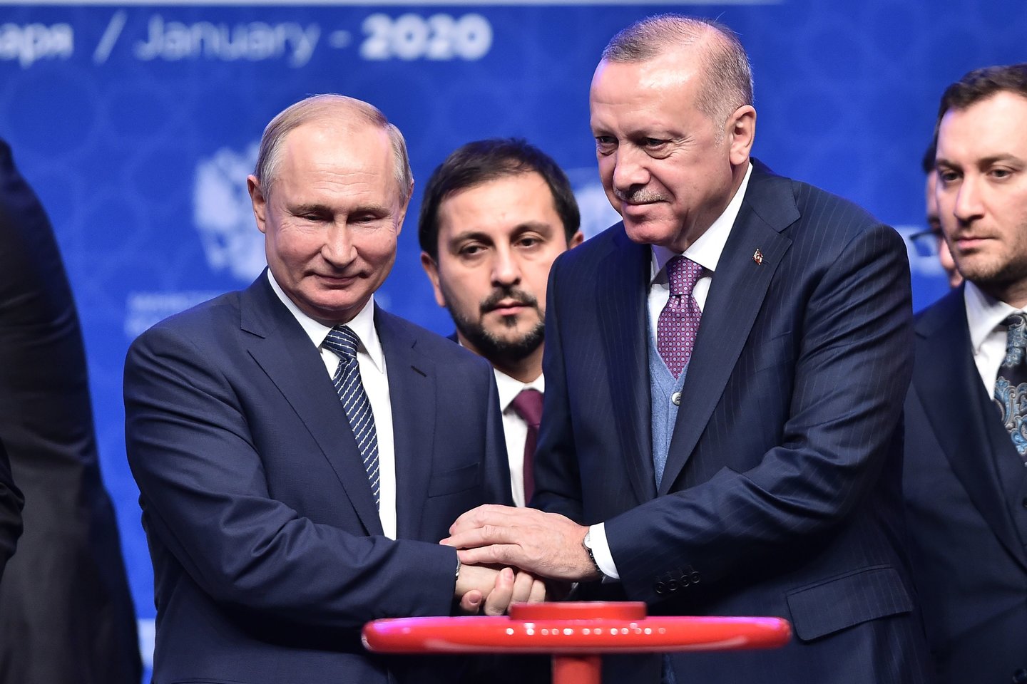 Rusijos prezidentas Vladimiras Putinas kartu su Turkijos ir Serbijos kolegomis Recepu Tayyipu Erdoganu (Redžepu Tajipu Erdohanu) ir Aleksandru Vučičiumi, Bulgarijos premjeru Boiku Borisovu trečiadienį oficialiai atidarė dujotiekį „TurkStream“.