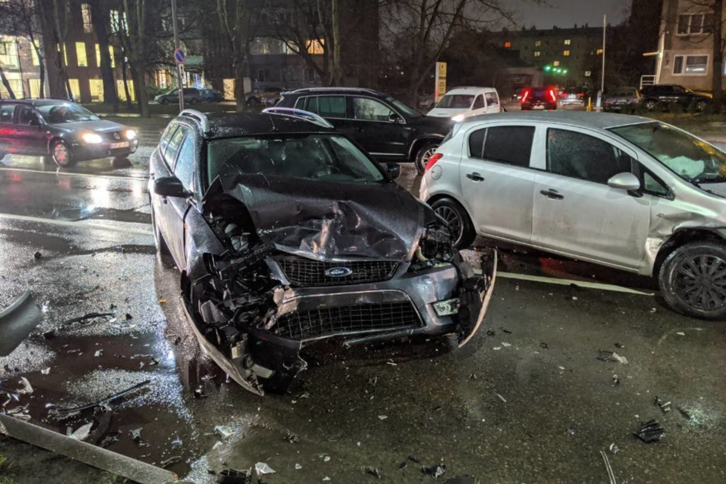 Savanorių prospekte susidūrė du automobiliai.