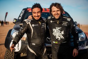 Dakaro ralyje B. Vanagas įsiveržė į dešimtuką, V. Žala strigo, o A. Gelažninką gelbėjo kaklo apsauga