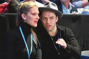 Nuogą popiežių suvaidinusį Jude'ą Law išgarsino ir jo paties meilės romanai