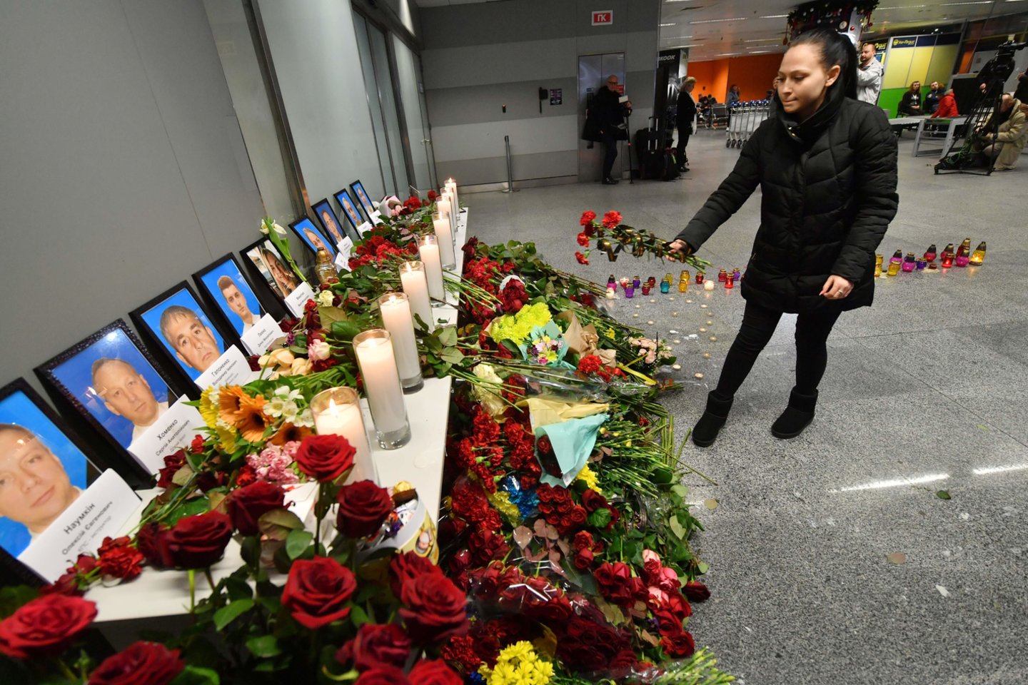  Ukrainos prezidentas Volodymyras Zelenskis sausio 9 dieną visoje šalyje paskelbė gedulo diena. V. Zelenskis taip pat pranešė, kad kalbėsis su Irano prezidentu Hassanu Rouhani ir sieks bendro šalių bendradarbiavimo, vykdant lėktuvo katastrofos tyrimą. <br>AFP/Scanpix nuotr.