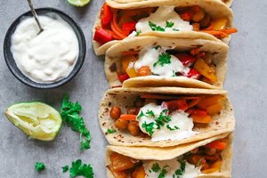 Avinžirniais ir daržovėmis įdarytos mažos tortilijos  