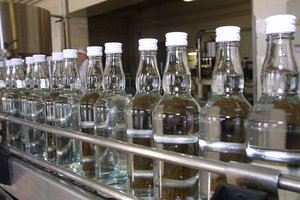 Įnirtinga kova dėl butelio degtinės: girtas vyras įkando apsauginiui į ranką