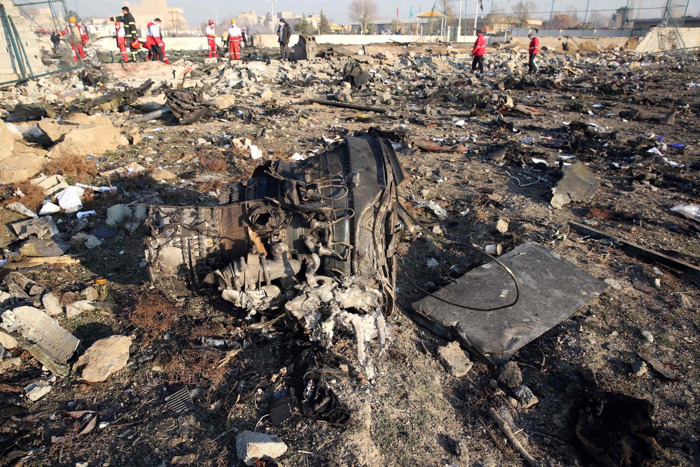 ​Į Iraną atvykusi ukrainiečių ekspertų komisija, sudaryta tirti išvakarėse netoli Teherano įvykusios Ukrainos tarptautinių oro linijų (MAU) keleivinio lėktuvo katastrofos, ketvirtadienį su šiitiškos respublikos valdžia derina klausimą dėl patekimo į nelaimės vietą.<br>AFP/Scanpix nuotr.
