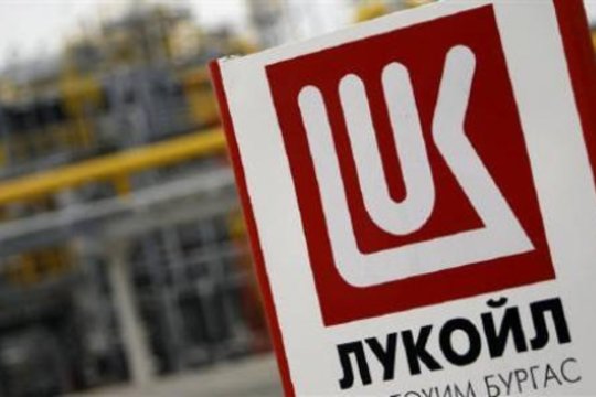 Rusijos šiaurėje užsiliepsnojo didelė naftos milžinės „Lukoil“ perdirbimo įmonė