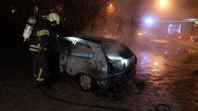 Vilniuje mįslingomis aplinkybėmis užsiliepsnojo ir sudegė automobilis