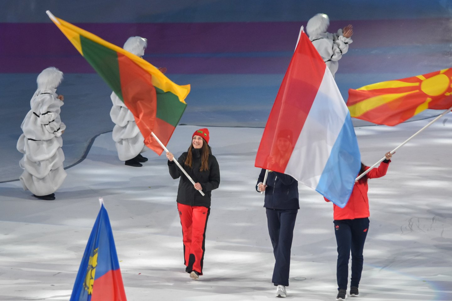 Iškilmingoje atidarymo ceremonijoje plazdėjo ir Lietuvos trispalvė – ją tradiciniame parade nešė 17-metė kalnų slidininkė Smiltė Bieliūnaitė.<br> J.Sarapo nuotr.
