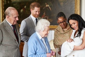 Po netikėto Harry ir žmonos sprendimo trauktis, Elizabeth II ėmėsi veiksmų, o M. Markle išvyko