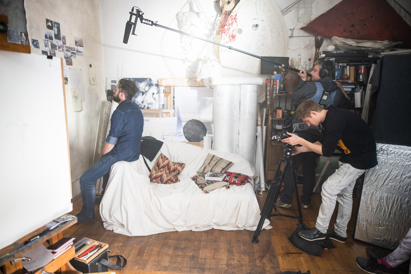 Dailininkas M.Petravičius V.V.Landsbergio filme „Vanago portretas“ piešė partizanų vado A.Ramanausko-Vanago portretą.<br> R.Šeškaičio nuotr.