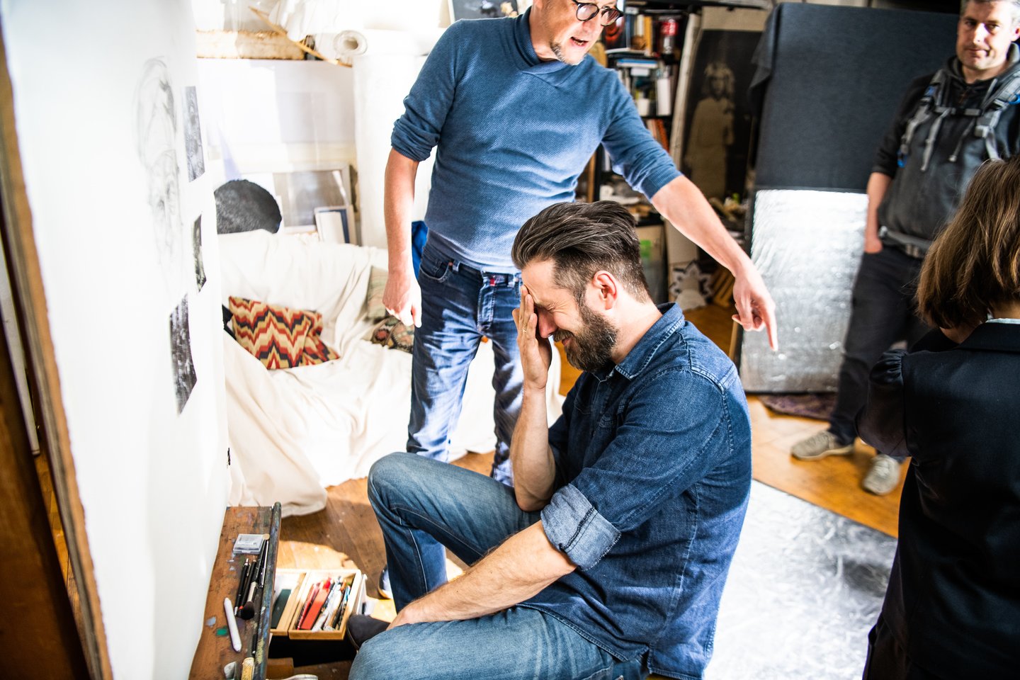 Dailininkas M.Petravičius V.V.Landsbergio filme „Vanago portretas“ piešė partizanų vado A.Ramanausko-Vanago portretą.<br> R.Šeškaičio nuotr.