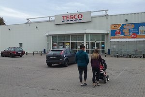 „Marks & Spencer“, „Tesco“ ir kitos JK mažmenininkės pranešė apie sumenkusį pardavimą