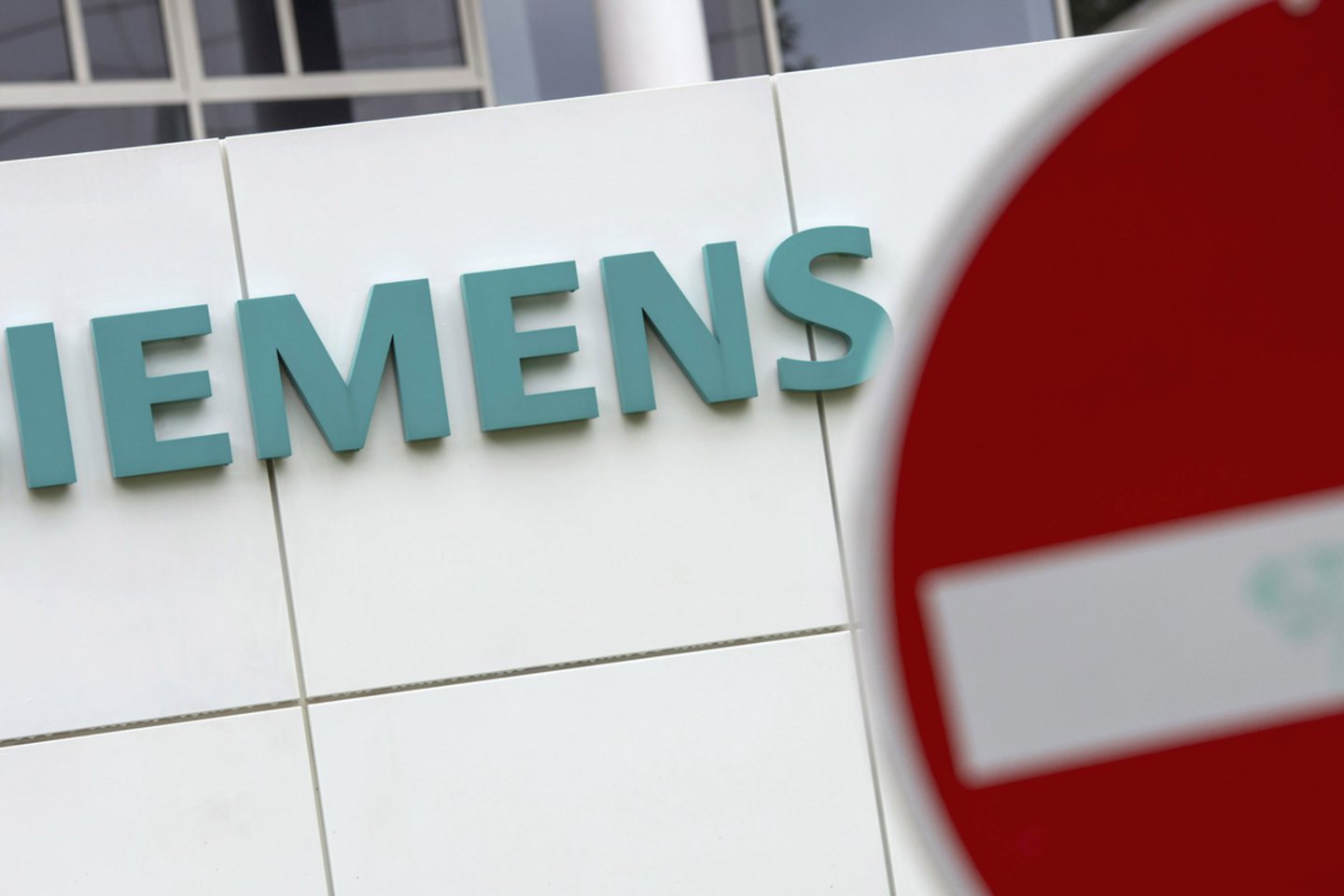 Protestas prie „Siemens“ surengtas dėl jos sprendimo dalyvauti anglių kasyklos projekte.<br>Reuters/Scanpix nuotr.