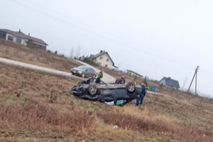 Alytaus r. apvirto automobilis, ugniagesiai iš jo ištraukė žmogų