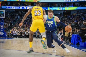 Luka Dončičius iš pykčio plėšė marškinėlius – atrodė bejėgis prieš LeBroną Jamesą