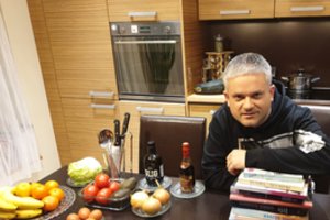 Vakarienes draugams rengiantis E. Žičkus pasidalijo paprastu vištienos receptu