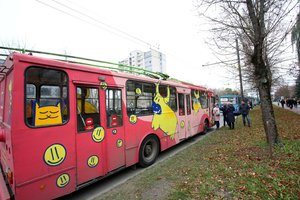 Dailininkų išpiešti Kauno troleibusai pirkėjų laukia oro uoste