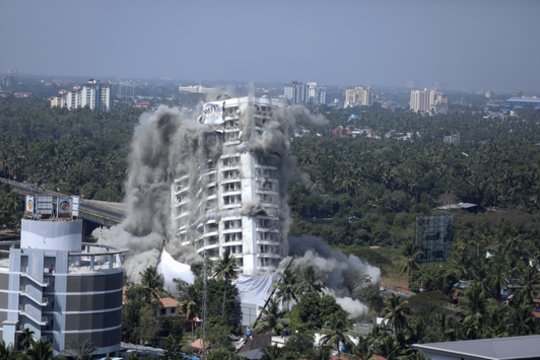 Indijoje už aplinkosaugos pažeidimus griaunami daugiabučiai