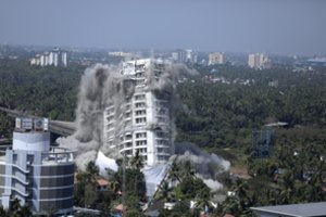 Indijoje už aplinkosaugos pažeidimus griaunami daugiabučiai