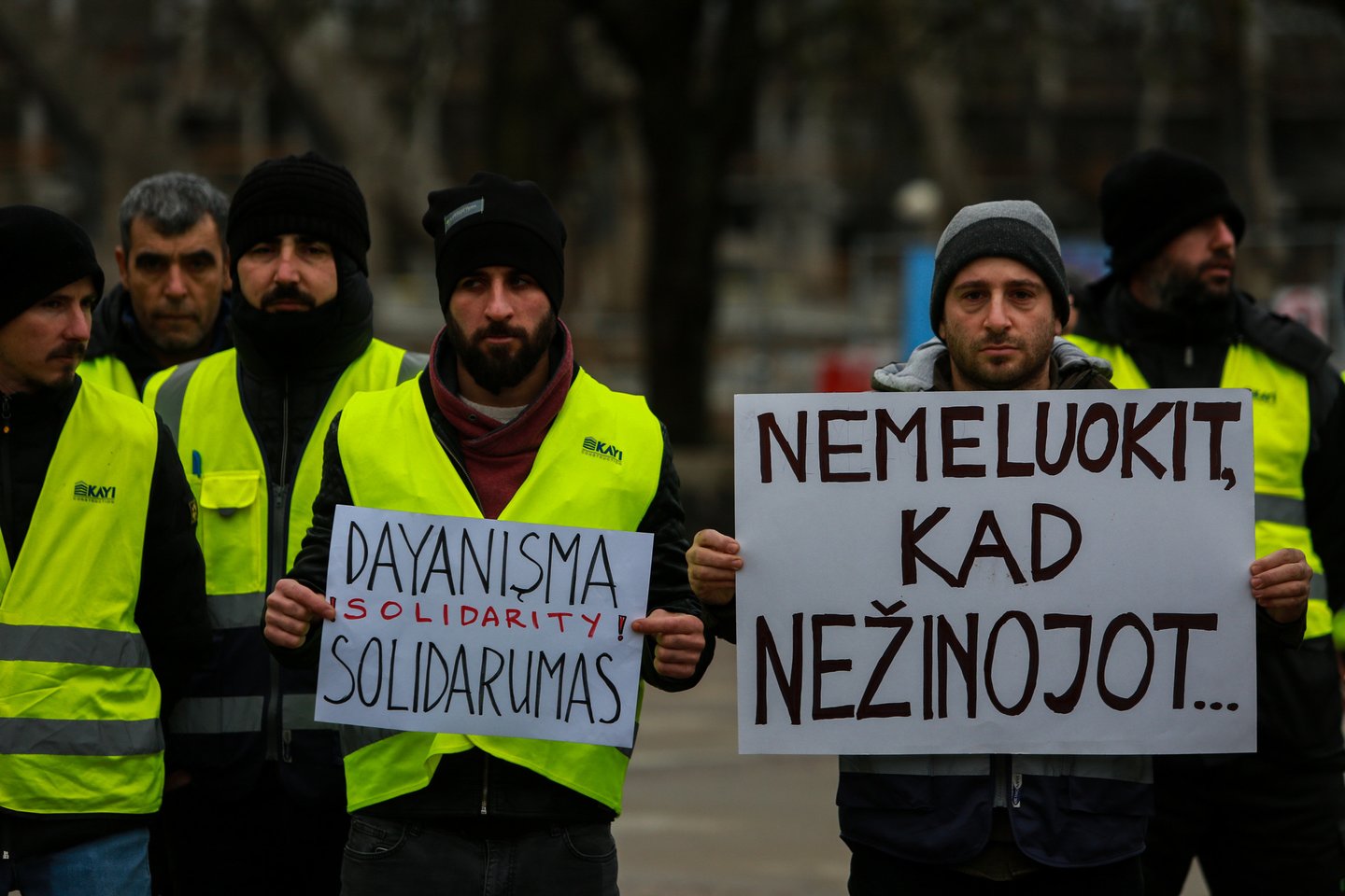 Kaune protesto eiseną surengė S.Dariaus ir S.Girėno stadioną rekonstravę turkų darbininkai. Juos palaikė profesinių sąjungų atstovai.<br> G.Bitvinsko nuotr. 