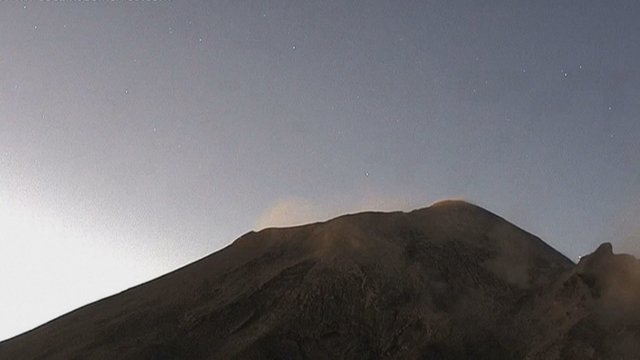 Užfiksuotas ugnikalnio išsiveržimas – dulkių ir dujų stulpas į dangų pakilo bemaž tris kilometrus