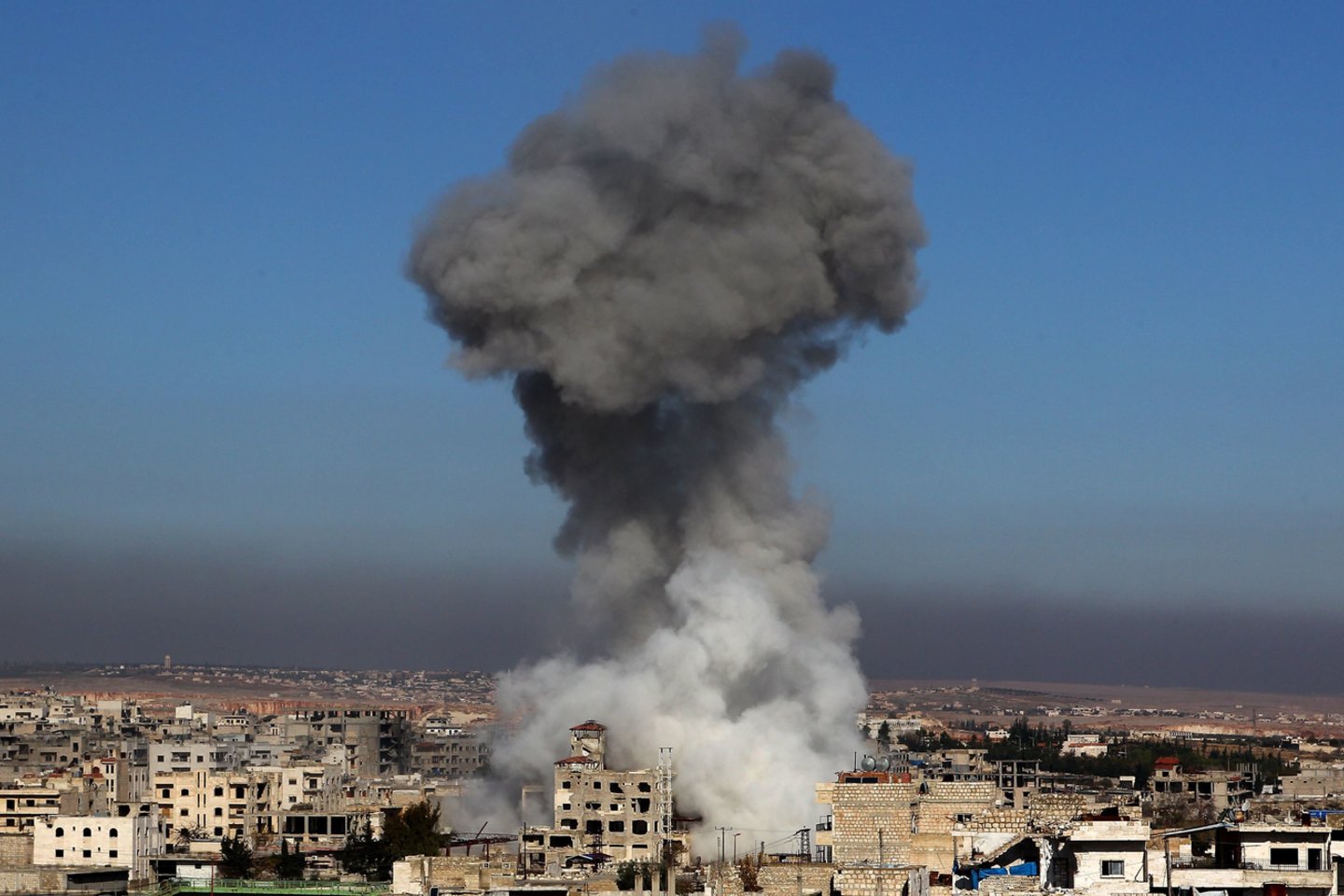 Stebėtojai: Sirijoje per režimo pajėgų antskrydžius žuvo 18 civilių.<br>AFP/Scanpix nuotr.