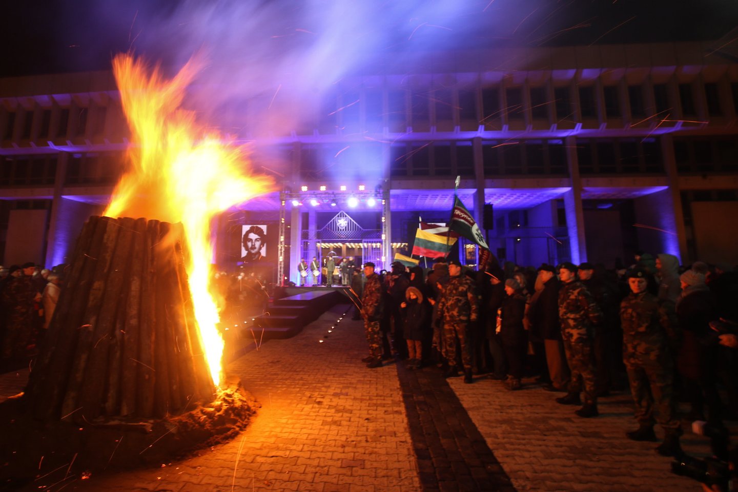 Vilniuje pagerbiant Sausio 13-ąją žuvusius laisvės gynėjus sekmadienį degami atminimo laužai.<br> R.Danisevičiaus nuotr.