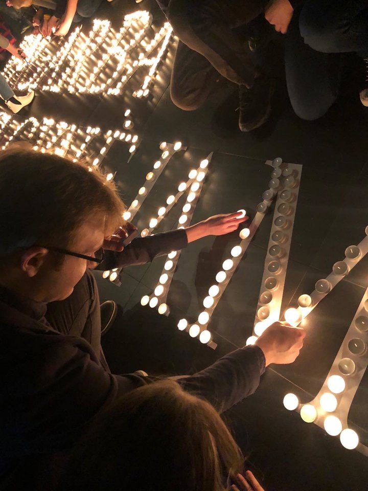 Pilietinė akcija „Atmintis gyva, nes liudija“: žvakės uždegtos Vilniaus Balsių progimnazijoje.<br>Vilniaus Balsių progimnazijos nuotr.