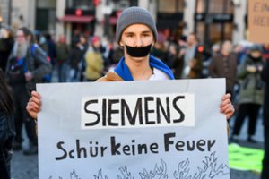 Nepaisant klimato aktyvistų kritikos, „Siemens“ nesitraukia iš anglies kasyklos projekto Australijoje