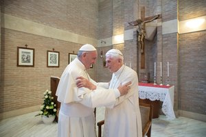 Popiežius emeritas Benediktas XVI įspėjo savo įpėdinį: „Nebegaliu ilgiau tylėti“