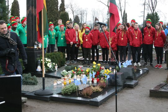 Marijampoliečiai  Laisvės gynėjų dieną kasmet mini prie R.Juknevičiaus kapo.<br>L.Juodzevičienės nuotr.