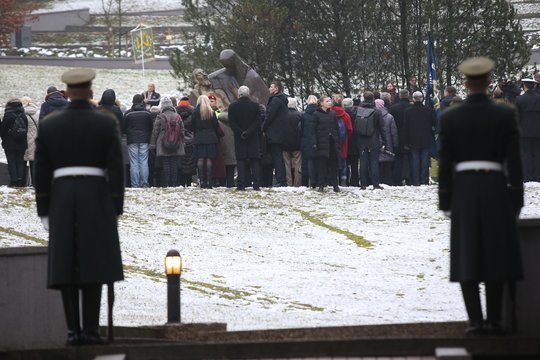 Sausio 13-osios aukos pagerbtos Antakalnio kapinėse. <br>R.Danisevičiaus nuotr.