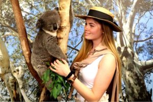 Gražuolės lietuvės rankos Australijoje gydo ir gaisro siaubą patyrusių koalų skausmą