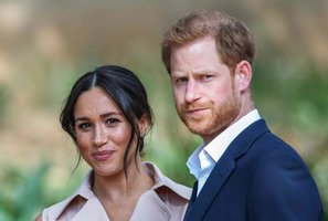 Karalienė Elizabeth II „palaimino“ princo Harry ir Meghan Markle norą atsitraukti