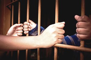 Kalinio žmoną pamilęs kalėjimo prižiūrėtojas užsakė žmogžudystę