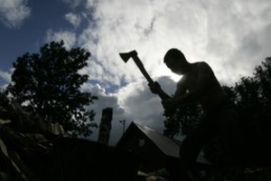 Neblaivus vyras Radviliškio raj. kirviu sužalojo sugėrovą