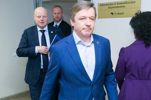 Prieš koalicijos posėdį verda aistros: R. Karbauskis mūru stoja už J. Narkevičių ir aplinkinius kaltina melu