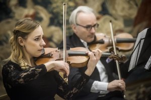 Atsinaujinęs žymus meistrų kolektyvas žavės romantizmo perlais