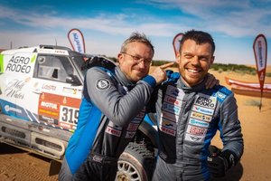 Pykčiai Dakare: rusas apkaltino V. Žalos ekipažą, kad nenutempė nuo kopos viršūnės