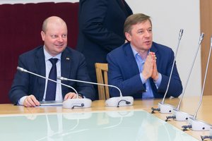 Prieš J. Narkevičių lenkiasi ir S. Skvernelis, ir R. Karbauskis: jo darbus vadino įspūdingais