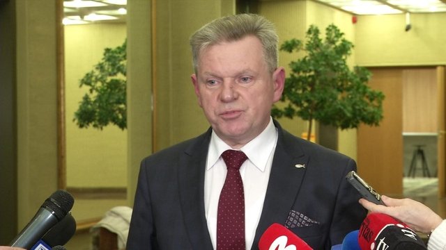Valdantieji liaupsina postą išsaugojusį J. Narkevičių: ministras dirba puikiai