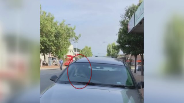 Gatvėje užfiksuotas kuriozas tapo interneto sensacija – negalėjo patikėti, kas vyksta automobilyje